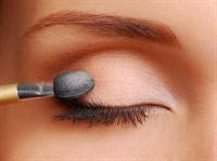 How to apply eye shadow correctly