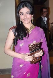 Soha Ali Khan in one side parting hairstyle with pink saree